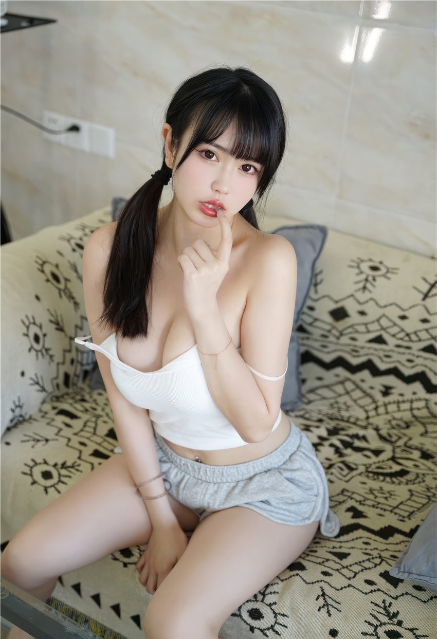 Tina很妖孽呀 白色纯欲吊带[27P-182MB]-尤坊沐